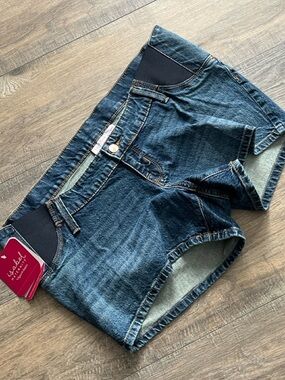 Isabel Maternity Medium  Wash Denim Maternity Shorts NEW  size 6
